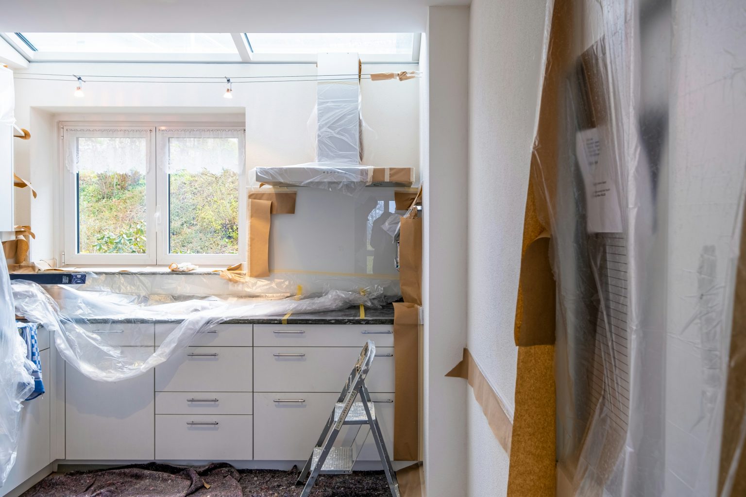 Cuisine en cours de rénovation, protégée par des bâches